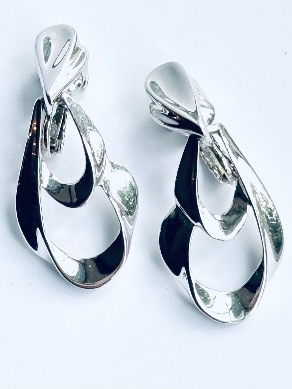 Trifari Vintage 90s Signed Silver Tone Sculptural Ribbon Dangle Clip On Earrings